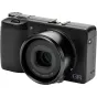 NISI objektyvo adapteris Ricoh GR IIIx (49 mm) su tekstūru ir įgraviruotu tekstu 'GR LENS f=26.1mm 1:2.8', sumontuotas ant Ricoh GR IIIx kameros korpuso su objektyvo dangteliu.