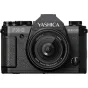YASHICA FX-D S300 filmo simuliacijos kamera su EVF, 24 mm f/1.8 objektyvu ir klasikiniu dizainu skaitmeninei fotografijai.