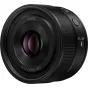 Artimas Panasonic Lumix S 40mm F/2.0 objektyvo vaizdas, kuriame matomas priekinis elementas su violetiniais ir žaliais atspindžiais, tekstūruotais laikikliais, fokusavimo mygtuku 'AF/MF' ir įgraviruotomis specifikacijomis 'S 1:2