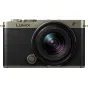 Panasonic Lumix S9 Titanium/Black 18-40mm F/4.5-6.3 bežkartelė kamera su tekstūruotu juodu korpusu, sidabrine viršutine plokšte ir dideliu objektyvu su purpuriniu ir mėlynu žiedu.
