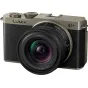 Panasonic Lumix S9 Titanium/Black kamera su 18-40mm F/4.5-6.3 objektyvu, kompaktiu dizainu, metaliniu viršumi, juodu tekstūru rankena ir matomu objektyvo montavimu.