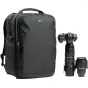 Profesionali DSLR kamera su teleobjektyvu šalia Think Tank Airport Accelerator 41L kuprinės, skirtos kelionėms su fotografijos įranga.