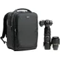 Juodas Think Tank Airport Commuter 31L kuprinė su keliais skyreliais šalia profesionalios DSLR kameros su 400 mm objektyvu, sumontuota ant trikampio.