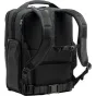 Juoda Think Tank Airport Commuter Backpack 31L matoma iš nugaros, su paminkštintomis petnešomis, bagažo pralaidumu ir paslėpta saugos kišenė su kabeliu.