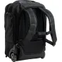 Think Tank Airport Essentials Rolling Backpack su teleskopine rankena, ištraukiamomis kuprinės petnešomis ir dvigubais ratų pagrindu, skirtas kelionėms ir fotografijos įrangai.