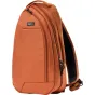 Degintas oranžinės Think Tank TurnStyle 11L Urban Rust sling bag su juodu tinklo nugaros paneliu, paminkštinta petneša, užtrauktukais ir kameros klipo bėgiu patogiam įrangos prieigai.