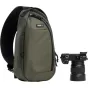 Žalia Think Tank TurnStyle 5L šnūris su Sony DSLR kamera ir dideliu objektyvu, su minkštu planšetinio kompiuterio kišeniu ir reguliuojamu peties diržu.