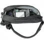 Think Tank TurnStyle 5L Sling Bag Greenway su atviru skyriumi, kuriame yra Sony kamerą, objektyvas ir vidiniai skyriai
