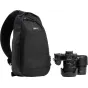 Juodas Think Tank TurnStyle 8L sling baga su Nikon DSLR kamera ir objektyvu priekinėje kišenėje.