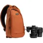 Think Tank TurnStyle 8L Urban Rust sling bag su sukamu diržu, kameros montavimo bėgiais ir vandens buteliuko kišene, kartu su Nikon DSLR ir objektyvais