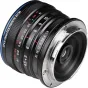 Laowa 4.5-10 mm f/2.8 CF Zoom Fisheye - Canon RF. Artimas juodo ir sidabrinio fotoaparato objektyvo su išsamiais priartinimo ir diafragmos žymėjimais, įstrižai rodančio priekinį stiklo elementą ir sriegį. Raudona ir balta teksta