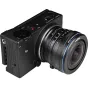 Laowa 4.5-10mm f/2.8 CF Zoom Fisheye Lens L-mount kameroms, su tekstūru turėklu, mėlynu akcentiniu žiedu ir diafragmos skalė, sumontuota ant kamerų korpuso.