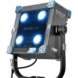 NANLUX Evoke Matrix 2500C pilnų spalvų multi-source prožektorių rinkinys su motorine Fresnel objektyvu, keturiais didelės galios LED klasteriais ir IP66 klasifikacija profesionaliam filmavimui ir scenos apšvietimui NANLUX Evoke Matrix 2500C pilnų spalvų multi-source prožektorių rinkinys su motorine Fresnel objektyvu, keturiais didelės galios LED klasteriais ir IP66 klasifikacija profesionaliam filmavimui ir scenos apšvietimui