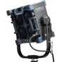 NANLUX Evoke Matrix 2500C šviestuvas su motorizuota Fresnel objektyvu, montuojamas ant reguliuojamo laikiklio, su ventiliacijos grotelėmis ir valdymo mygtukais.