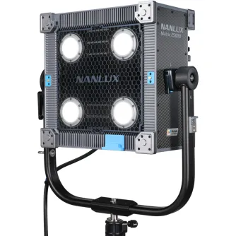 NANLUX Evoke Matrix 2500B Bi-color Multi-Source Spot Light Kit lėktuvo dėkle su motorine Fresnel objektyvu ir keturiais baltais šviesos šaltiniais NANLUX Evoke Matrix 2500B Bi-color Multi-Source Spot Light Kit lėktuvo dėkle su motorine Fresnel objektyvu ir keturiais baltais šviesos šaltiniais