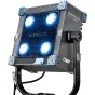 NANLUX Evoke Matrix 2500C prožektorių rinkinys su keturiais ryškiais baltais LED šviesos šaltiniais, įmontuotas tvirto pilko magnio lydinio korpuse su mėlynais akcentais ir anglies pluošto tekstūros šoniniu skydeliu. Įtrauktas m