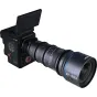 Laowa Ultima S35 Lite 12-120mm T4 zoom objektyvas su Arri PL tvirtinimu, pritvirtintas prie juodos kino kameros, su mėlyna akcentų juostele ir detalizuotomis fokusavimo atstumo žymėmis.
