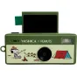 YASHICA Funtastic raktų pakabuko kamera su žaliu korpusu, juodu objektyvu, apverčiamu ekranu ir blykste, su Snoopy stovyklavimo scena priekyje.