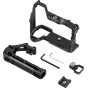 SmallRig 6703 Cage Kit Sony Alpha 7R VI su viršutiniu rankena, HDMI kabelio klempe ir moduliniais tvirtinimais, užtikrinančiais saugią kameros apsaugą ir priedų prijungimą.