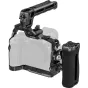 SmallRig 6704 Advanced Cage Kit Sony Alpha 7R VI su šoniniu ir viršutiniu rankenomis bei greito atlaisvinimo plokšte saugiam rankiniam fotografavimui.