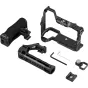 SmallRig 6704 Advanced Cage Kit Sony Alpha 7R VI su šonine rankena, viršutine rankena ir įvairiais montavimo priedais.