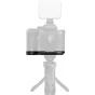 SmallRig 6705 Montavimo plokštė Sony Alpha 7R VI, su ergonominiu rankenėle, apsaugos pagalvėlėmis ir Arca-Swiss greito atjungimo suderinamumu, sumontuota ant SmallRig trikojų.