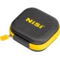 NiSi JetMag Pro 49 Caddy Pouch, kompaktiškas juodas kietas dėklas su geltonu apvadu ir logotipu, matomas iš viršaus.