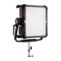 Aputure Nova II 1x1 panelinis šviesos šaltinis su reguliuojamu baltu šviesos spektru nuo 1,800 iki 20,000 K, su juodu rėmu ir raudonais akcentais, sumontuotas ant sidabrinio stovo su juodu rankenėle. Priekinė dalis yra didelis b