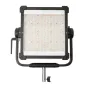 Aputure Nova II 1x1 panelinis šviesos šaltinis su reguliuojamu baltu šviesos spektru nuo 1,800 iki 20,000 K, su juodu rėmu, dviem šoninėmis rankenomis ir sidabriniu montavimo stovu. Priekinėje panelėje matomas raudonų, žalių ir 
