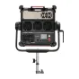 Aputure Nova II 1x1 Panel Light ant stovo, su galiniu paneliu, ventiliacijos grotelėmis, valdymo saskarne ir maitinimo mygtuku. Įrenginys juodas su raudonais akcentais, turi skaitmeninį ekraną, kelis prievadus ir reguliuojamus m