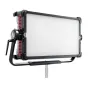 Aputure Nova II 2x1 Hard Rolling Case Kit su juodu stačiakampiu dėklu, baltu difuzoriaus paneliu, raudonais ventiliacijos grotelių, juodu rankena su užraktu ir sidabriniu tvirtinimo stiebu, atidarytas su matomais vidiniais skyri