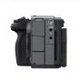 Sony ILME-FX5B kinemos kameros korpusas su maitinimo lizdu, ausinių jungtimi, mikrofono įėjimu ir daugiasluoksniu akumuliatoriaus skyriumi.