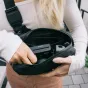 Wandrd D1 fanny pack su Fujifilm Instax Mini 12 kamera, magnetiniu uždarymu ir keliais skyreliais kelionės reikmenims