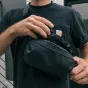 Wandrd D1 Fanny Pack su Sony kameros objektyvu, kompaktiškas ir saugus dizainas kelionėms ir fotografijai