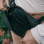 Wandrd D1 Fanny Pack su magnetine sagtimi, iš dalies atsegta, kad būtų matomi keli kompartimentai saugiems kelionės reikmenims