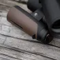 GPO Passion 10x42ED binoklis, pagamintas iš rudos magnio korpuso, su ED objektyvais, atsparus vandeniui ir 10x didinimu, skirtas aiškiai ir plačiai stebėjimui.