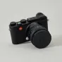 URTH 39mm magnetinis objektyvo filtrų dangtelis tvirtai pritvirtintas prie Leica objektyvo, pabrėžiant tvirtą magnaliumo lydinio konstrukciją ir elegantišką juodą dizainą ant švaraus studijos fono.