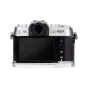 JJC HG XT50 Sidabrinė kameros rankena, pritvirtinta prie Fujifilm X‑T50, matoma iš nugaros su silikono apvalkalu, Arca-Swiss greito atlaisvinimo baze ir lengva prieiga prie baterijos