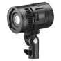 GODOX KNOWLED MS60R K4 RGB LED 4 Light Kit su reguliuojamu laikikliu, ventiliacijos angomis ir skaitmeniniu ekranu, sumontuotas ant stovo su žydru akcentu.