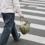 Lengvas PGYTECH OneGo Rope Strap Bag miško žalia spalva, su reguliuojamais diržais, paminkštinta vidine dalimi ir vandeniui atspariu nailonu, idealiai tinka kelionėms su kompaktiškomis be veidrodžio kameromis ir objektyvais.