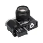 JJC HG XM5 Black Camera Hand Grip su Fuji X M5 ir įdiegta NP-W126S baterija, demonstruojanti aliuminio lydinio konstrukciją, silikono rankeną ir Arca Swiss greito atjungimo plokštę.