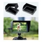 Feelworld FW759 PRO 7" HDMI monitoris su apsauginiu gaubtu, rodantis arti šunį, laikantį raudoną objektą, prijungtą per USB, idealus profesionaliam vaizdo stebėjimui