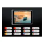 Feelworld FW759 PRO 7" HDMI Monitorius su kompaktišku dizainu, rodantis ramų saulėlydžio vaizdą su mažu laivu ramioje vandenyje, su HDMI prievadais ir valdymo mygtukais kairėje pusėje.