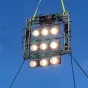 Godox KNOWLED MG4KR RGB LED šviestuvas su flaikų kase, ryškios baltos LED, juodas metalinis rėmas, geltonos saugos diržai ir raudonas atspindys.
