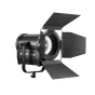 Godox F7 300R pilnai spalvos LED fresnelis su reguliuojamais barn door paneliais tiksliam apšvietimo valdymui, su dideliu baltu atspindžiu ir ventiliacijos grotelėmis.