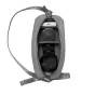 URTH Dolomite 5.1L akmens kameros slingas krepšys atidarytas, rodant kamerą, 50 mm objektyvą, Leica objektyvo dangtelį ir išmanųjį telefoną viduje, su reguliuojamais skyriais ir YKK užtrauktukais