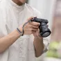 PGYTECH Camera Wrist Strap Slim (Trendy Twilight Black) – lengvas ir patikimas riešo diržas su greito atjungimo sagtimi Sony kameroms ir išmaniesiems telefonams.
