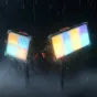 Du Godox P1200R Hard P8 KNOWLED RGB paneliniai šviestuvai, sumontuoti ant stovų stipriame lietuje, apšviesti ryškiomis geltonomis, mėlynomis ir purpurinėmis spalvomis. Vandens lašai krenta nuo panelių ir stovų, sukurdami dramati