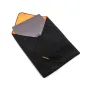 3 Legged Thing Magic Wrap Cloth XL 24x24 juodas/kupros, dalinai atidarytas, rodo pilką laptopą, pabrėžiant nanotechnologinę lipnią audinio apsaugą.