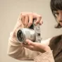 Sidabrinis Viltrox AF 35mm F/1.7 Fuji X objektyvas su Fuji X montuojamu, kompaktišku dizainu ir didele F1.7 diafragma portretų ir peizažų fotografijai